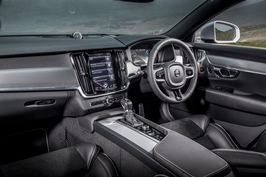 Торпедо Volvo V90 D4 R-Deisgn 2017 года  (UK) (фото 4 из 40)
